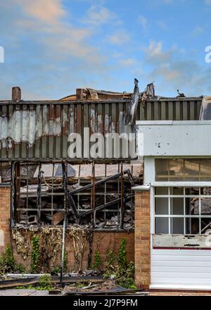 Fabrik durch Feuer auf der Padgets Lane in Redditch, Worcestershire, England, zerstört. Stockfoto