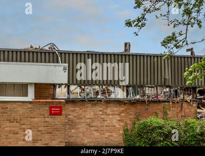 Fabrik durch Feuer auf der Padgets Lane in Redditch, Worcestershire, England, zerstört. Stockfoto