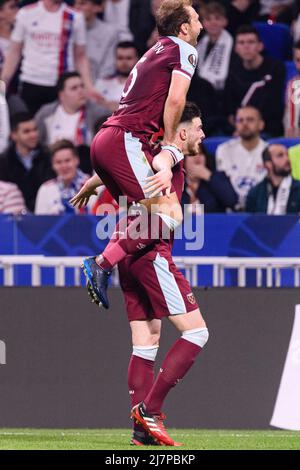 LYON, FRANKREICH - 14. APRIL: Declan Ris von West Ham (R) feiert sein Tor mit seinem Teamkollegen Craig Dawson von West Ham (L) während der UEFA Europa League Stockfoto