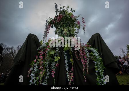 Beltane feiert am 1. Mai in Glastonbury als Teil einer heidnischen Tradition, um den kommenden Sommer zu feiern. Somerset, Großbritannien Stockfoto