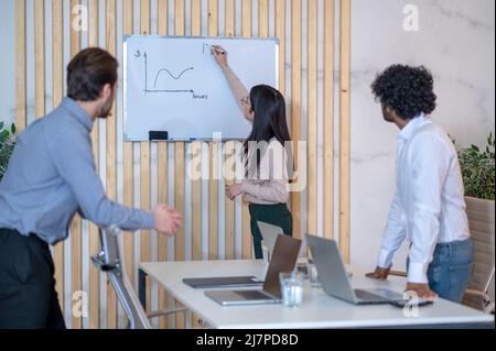 Eine Mitarbeiterin des Unternehmens, die ihren Kollegen eine Präsentation vorstellte Stockfoto