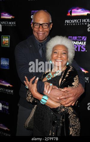 LOS ANGELES - APR 15: Michael Dorn, Nichelle Nichols bei der 'Star Trek Generations'-Vorführung mit Malcolm McDowell im Alex Theater am 15. April 2014 in Glendale, CA Stockfoto