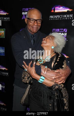 LOS ANGELES - APR 15: Michael Dorn, Nichelle Nichols bei der 'Star Trek Generations'-Vorführung mit Malcolm McDowell im Alex Theater am 15. April 2014 in Glendale, CA Stockfoto