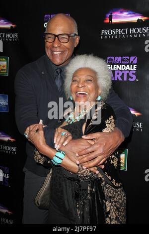 LOS ANGELES - APR 15: Michael Dorn, Nichelle Nichols bei der 'Star Trek Generations'-Vorführung mit Malcolm McDowell im Alex Theater am 15. April 2014 in Glendale, CA Stockfoto