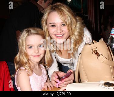 LOS ANGELES - MAR 25: McKenna Grace, Hunter King bei der Young and Restless 41. Anniversary Cake in CBS Television City am 25. März 2014 in Los Angeles, CA Stockfoto