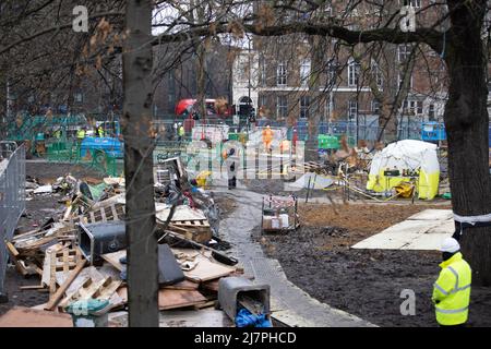 Gerichtsvollzieher arbeiten vor Ort, um eine Gruppe von HS2 Aktivisten zu vertreiben, die in instabilen Tunneln unter den Euston Square Gardens im Zentrum Londons leben.Featuring: Atmosphere wo: London, Vereinigtes Königreich Wann: 01 Feb 2021 Credit: Phil Lewis/WENN Stockfoto