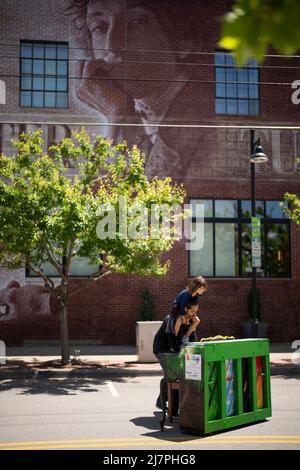 Tulsa, Usa. 06.. Mai 2022. Ein Vater spielt eines von mehreren Klavieren vor dem Bob Dylan Center, das am Freitag, den 6. Mai, in Tulsa, Oklahoma, ein Wandgemälde zeigt, das auf einer Fotografie von Jerry Schatzberg aus dem Jahr 1965 basiert. 2022. Die Klaviere waren ein Feature des Mayfest, Tulsas jährliches Kunstfestival. (Foto von Jeff Wheeler/Minneapolis Star Tribune/TNS/Sipa USA) Quelle: SIPA USA/Alamy Live News Stockfoto