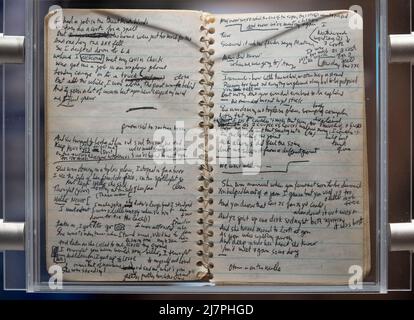 Tulsa, Usa. 09.. Mai 2022. Eine Verbreitung aus einem von drei kleinen, spiralgebundenen Notizbüchern, die Bob Dylan 1974 für den Entwurf von Texten für das Album 'Blood on the Tracks' verwendete, ist Teil einer Präsentation über die Entstehung des bahnbrechenden Albums am Montag, den 9. Mai 2022 im Bob Dylan Center in Tulsa, Oklahoma. (Foto von Jeff Wheeler/Minneapolis Star Tribune/TNS/Sipa USA) Quelle: SIPA USA/Alamy Live News Stockfoto