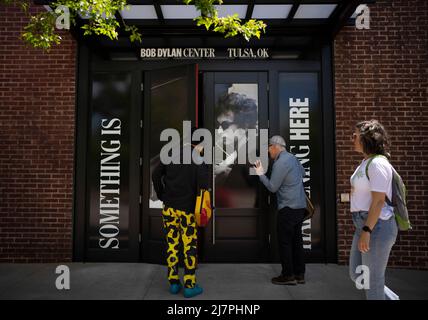 Tulsa, Usa. 06.. Mai 2022. Der Eingang zum Bob Dylan Center in Tulsa, Oklahoma, am Freitag, den 6. Mai 2022. (Foto von Jeff Wheeler/Minneapolis Star Tribune/TNS/Sipa USA) Quelle: SIPA USA/Alamy Live News Stockfoto