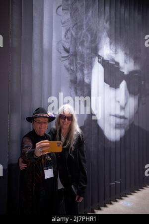 Tulsa, Usa. 06.. Mai 2022. Lisa Law hielt Patti Smiths iPhone fest, um ein Selfie der beiden zu machen, das am Freitag, den 6. Mai 2022, in der Lobby des Bob Dylan Center in Tulsa, Oklahoma, vor einem riesigen Blow-up von Law's 1966-Foto von Bob Dylan stand. (Foto von Jeff Wheeler/Minneapolis Star Tribune/TNS/Sipa USA) Quelle: SIPA USA/Alamy Live News Stockfoto