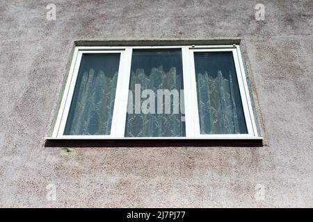 Fenster im Gebäude. Architekturdetails. Außen ein weißes Kunststofffenster. Stockfoto