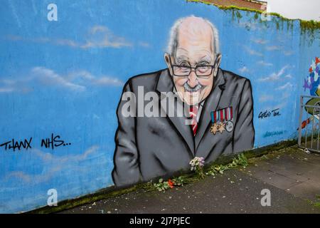 Hauptmann Sir Tom Moore Blumen Tribute links an einem Wandbild in Abbey Wood, South East London mit: Hauptmann Sir Tom Moore, Mural wo: London, Vereinigtes Königreich Wann: 03 Feb 2021 Kredit: Phil Lewis/WENN Stockfoto