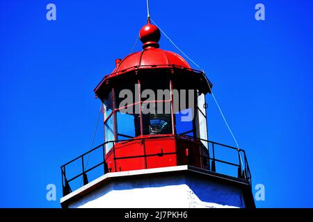 ERSTE UHR: Sandy Hook Light von NJ wurde 1764 fertiggestellt und ist der älteste in Betrieb befindliche Leuchtturm in den USA, der sich auf dem Militärstützpunkt Fort Hancock befindet. Stockfoto