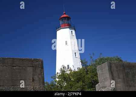 ERSTE UHR: Sandy Hook Light von NJ wurde 1764 fertiggestellt und ist der älteste in Betrieb befindliche Leuchtturm in den USA, der sich auf dem Militärstützpunkt Fort Hancock befindet. Stockfoto