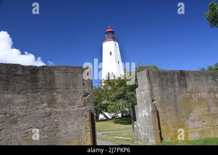 ERSTE UHR: Sandy Hook Light von NJ wurde 1764 fertiggestellt und ist der älteste in Betrieb befindliche Leuchtturm in den USA, der sich auf dem Militärstützpunkt Fort Hancock befindet. Stockfoto