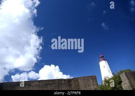 ERSTE UHR: Sandy Hook Light von NJ wurde 1764 fertiggestellt und ist der älteste in Betrieb befindliche Leuchtturm in den USA, der sich auf dem Militärstützpunkt Fort Hancock befindet. Stockfoto