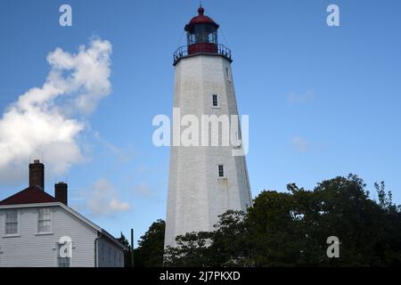 ERSTE UHR: Sandy Hook Light von NJ wurde 1764 fertiggestellt und ist der älteste in Betrieb befindliche Leuchtturm in den USA, der sich auf dem Militärstützpunkt Fort Hancock befindet. Stockfoto