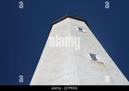 ERSTE UHR: Sandy Hook Light von NJ wurde 1764 fertiggestellt und ist der älteste in Betrieb befindliche Leuchtturm in den USA, der sich auf dem Militärstützpunkt Fort Hancock befindet. Stockfoto