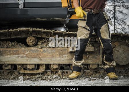 Bodenarbeiten Bulldozer Operator vor seinem Raupenwagen. Job-Thema Für Schwere Baumaschinen. Stockfoto