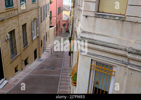Blick auf eine schmale Straße in Genua, Italien Stockfoto