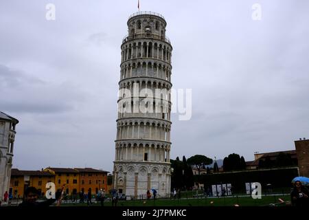 Besuch der Piazza dei Miracoli in Pisa, Italien an einem bewölkten Tag Stockfoto