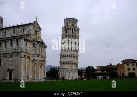 Besuch der Piazza dei Miracoli in Pisa, Italien an einem bewölkten Tag Stockfoto