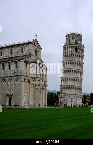 Besuch der Piazza dei Miracoli in Pisa, Italien an einem bewölkten Tag Stockfoto