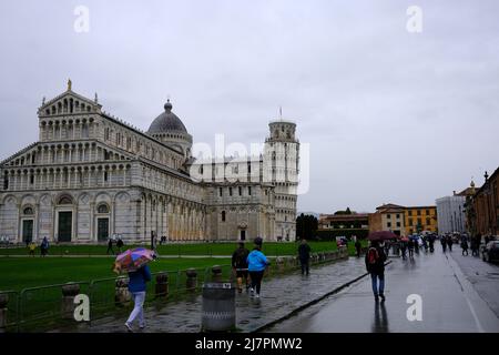 Besuch der Piazza dei Miracoli in Pisa, Italien an einem bewölkten Tag Stockfoto