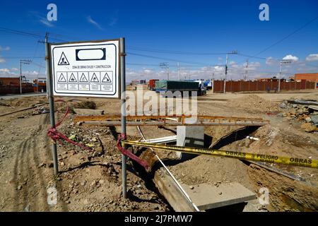 Unvollendete Installation eines neuen unterirdischen Entwässerungssystems neben der Hauptautobahn im Bezirk Senkata, El Alto, Bolivien Stockfoto