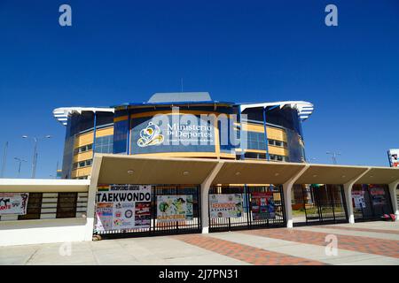 Plakat für Taekwondo- und Capoeira-Kurse am Eingang des Sportkomplexes „Heroes de Octubre“ des Sportministeriums, El Alto, Bolivien Stockfoto