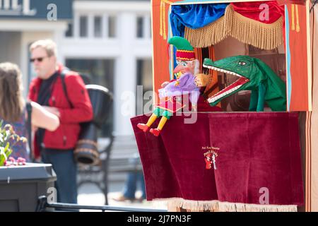 Puppenshow „Punch and Judy“ wird von Professor Paul Wheeler auf den Straßen der historischen Marktstadt Bridgwatr (Somerset, England) aufgeführt Stockfoto