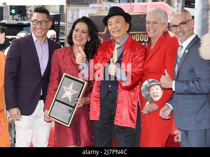 Los Angeles, USA. 10.. Mai 2022. (L-R) Daniel DAE Kim, Lupita Sanchez Cornejo, James Hong, Jamie Lee Curtis und Mitch O'Farrell bei der James Hong Star auf der Hollywood Walk of Fame Zeremonie vor Madame Tussauds Hollywood in Hollywood, CA am Dienstag, den 10. Mai 2022. (Foto: Sthanlee B. Mirador/Sipa USA) Quelle: SIPA USA/Alamy Live News Stockfoto