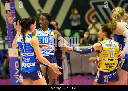 Monza, Italien. 10.. Mai 2022. Glück von EGONU PAOLA (Imoco Volley Conegliano) und Teamkollegen während des Play Off - Vero Volley Monza gegen Prosecco Doc Imoco Volley Conegliano, Volleyball Italienische Serie A1 Frauenspiel in Monza, Italien, Mai 10 2022 Quelle: Unabhängige Fotoagentur/Alamy Live News Stockfoto