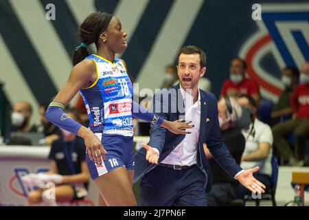 Monza, Italien. 10.. Mai 2022. Cheftrainer DANIELE SANTARELLI und EGONU PAOLA (Imoco Volley Conegliano) während des Play Off - Vero Volley Monza gegen Prosecco Doc Imoco Volley Conegliano, Volleyball Italienische Serie A1 Frauenspiel in Monza, Italien, Mai 10 2022 Credit: Independent Photo Agency/Alamy Live News Stockfoto