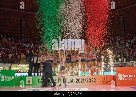 Monza, Italien. 10.. Mai 2022. Preisverleihung während des Play Off - Vero Volley Monza gegen Prosecco Doc Imoco Volley Conegliano, Volleyball Italienische Serie A1 Frauenspiel in Monza, Italien, Mai 10 2022 Quelle: Independent Photo Agency/Alamy Live News Stockfoto