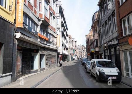 Liège, Belgien - 20. April 2022: Geschäfte an einer ruhigen Straße in der Innenstadt Stockfoto