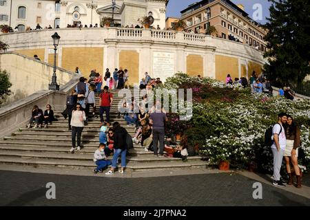 Menschenmassen auf der Spanischen Treppe in Rom, Italien Stockfoto