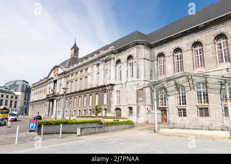 Blick auf die Straße auf den Prinz-Bischöfe-Palast (Palais des Princes-Evêques) am Place Saint-Lambert Stockfoto