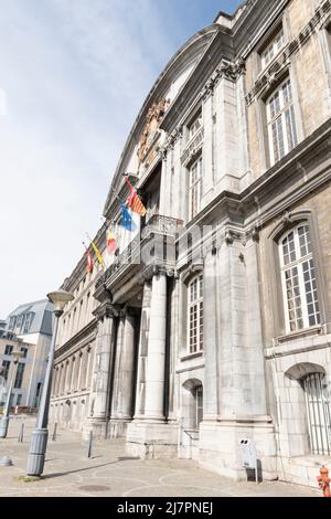 Blick auf die Straße auf den Prinz-Bischöfe-Palast (Palais des Princes-Evêques) am Place Saint-Lambert Stockfoto