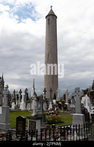 Auf dem Glasnevin Cemetery in Dublin, Irland, steht der Turm über dem Grab von Daniel O'Connell über Gräbern und Grabsteinen. Stockfoto