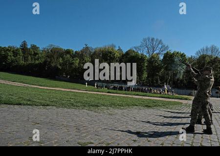 Lviv, Ukraine. 10.. Mai 2022. Soldaten feuern auf dem Lytschakowier Friedhof in Lemberg eine Waffengruß zu Ehren der ukrainischen Soldaten Oberfeldwebel Oleksandr Oleksandrowytsch Moissejenko und Sergeant Sergij Michailowitsch Turpetko, die in Popasna in Luhansk getötet wurden. Russland marschierte am 24. Februar 2022 in die Ukraine ein und löste damit den größten militärischen Angriff in Europa seit dem Zweiten Weltkrieg aus Kredit: SOPA Images Limited/Alamy Live Nachrichten Stockfoto