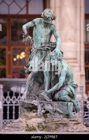 Springbrunnen auf der Roosevelt Terrace, die Resti Vigado Pest Konzerthalle im Hintergrund, Budapest, Ungarn. Stockfoto