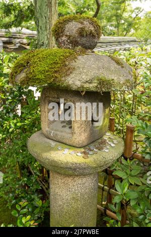 Steinlaterne im Byodo-in Tempel in Kyoto, Japan Stockfoto