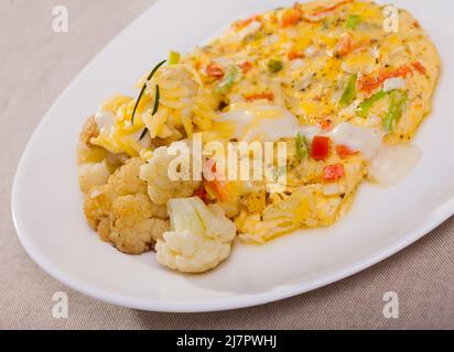 Omelette mit Blumenkohl Stockfoto