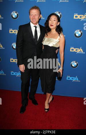 LOS ANGELES - JAN 25: Kevin McKidd, Sandra Oh bei den Annual Directors Guild of America Awards 66. im Century Plaza Hotel am 25. Januar 2014 in Century City, CA Stockfoto