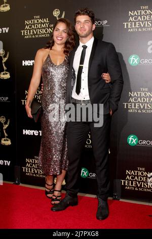 LOS ANGELES - JUN 22: Kelly Thiebaud, Bryan Craig bei den Daytime Emmy Awards 2014, die am 22. Juni 2014 im Beverly Hilton Hotel in Beverly Hills, CA, eintroffen sind Stockfoto