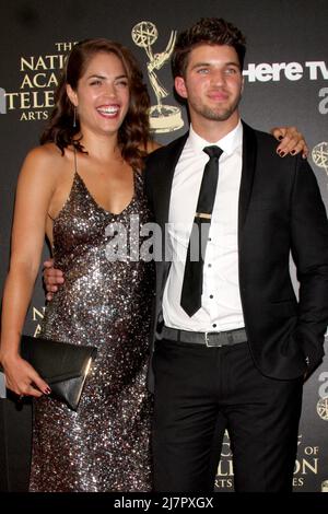 LOS ANGELES - JUN 22: Kelly Thiebaud, Bryan Craig bei den Daytime Emmy Awards 2014, die am 22. Juni 2014 im Beverly Hilton Hotel in Beverly Hills, CA, eintroffen sind Stockfoto