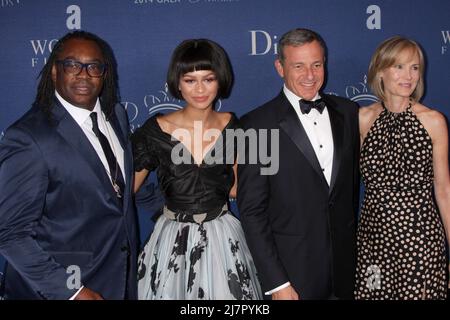 LOS ANGELES - Okt 8: Kazembe Ajamu Coleman, Zendaya Coleman, Bob Iger, Willow Bay bei der Princess Grace Foundation Gala 2014 im Beverly Wilshire Hotel am 8. Oktober 2014 in Beverly Hills, CA Stockfoto