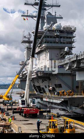 Besatzungen laden auf den Flugzeugträger USS Nimitz (CVN 68) Munitionsmaterial, um sich auf zukünftige Routineoperationen während eines Besuchs im Naval Magazine Indian Island, Washington, am 9. Mai 2022 vorzubereiten. Indian Island ist der einzige Tiefwasser-Munitionshafen der US Navy an der Westküste, wo die Anlage Schiffen von Zerstörern bis zu U-Booten und Flugzeugträgern konventionelle Rüstungsunterstützung bieten kann. (USA Navy Foto von Mass Communication Specialist 2. Class Gwendelyn L. Ohrazda) Stockfoto