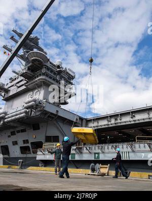 Besatzungen laden auf den Flugzeugträger USS Nimitz (CVN 68) Munitionsmaterial, um sich auf zukünftige Routineoperationen während eines Besuchs im Naval Magazine Indian Island, Washington, am 9. Mai 2022 vorzubereiten. Indian Island ist der einzige Tiefwasser-Munitionshafen der US Navy an der Westküste, wo die Anlage Schiffen von Zerstörern bis zu U-Booten und Flugzeugträgern konventionelle Rüstungsunterstützung bieten kann. (USA Navy Foto von Mass Communication Specialist 2. Class Gwendelyn L. Ohrazda) Stockfoto